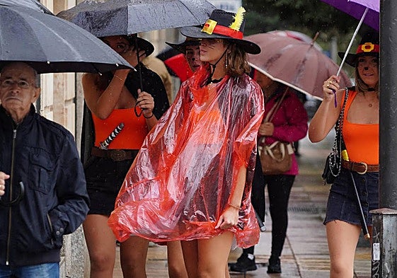 Una joven se moja por las calles de Salamanca.