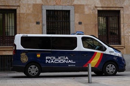 Un coche de la Policía Nacional, estacionado en pleno centro de Salamanca.