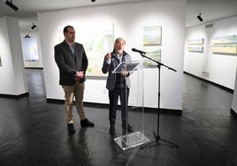 El diputado David Mingo y el artista Marnay en la inauguración de la exposición 'Mar y Montaña'.