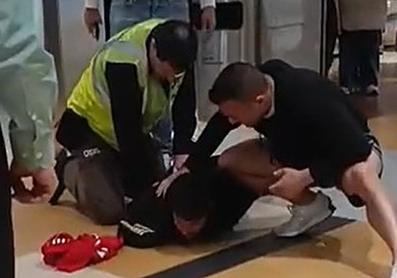 El policía nacional fuera de servicio y el vigilante de seguridad del Centro Comercial Vialia reducen al autor.