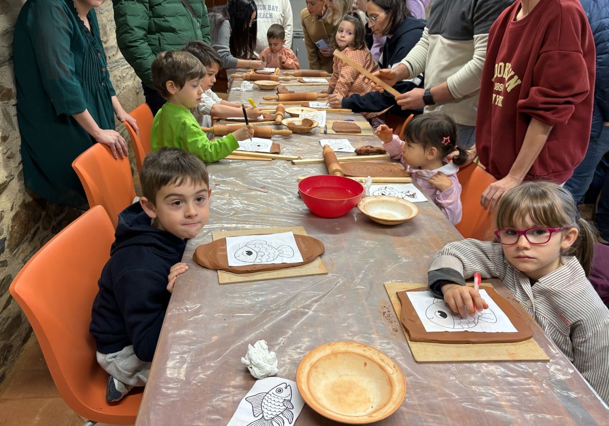 Alba impulsa el valor del arte de la alfarería con talleres y otras actividades