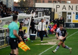 Llácer, en su área técnica, durante el choque de este domingo en el Reina Sofía.