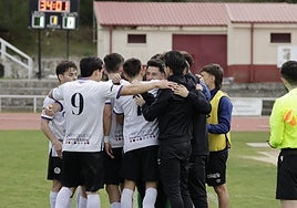 Los jugadores del filial abrazando a Jorge García, tras marcar uno de los goles en su último choque como técnico del B.
