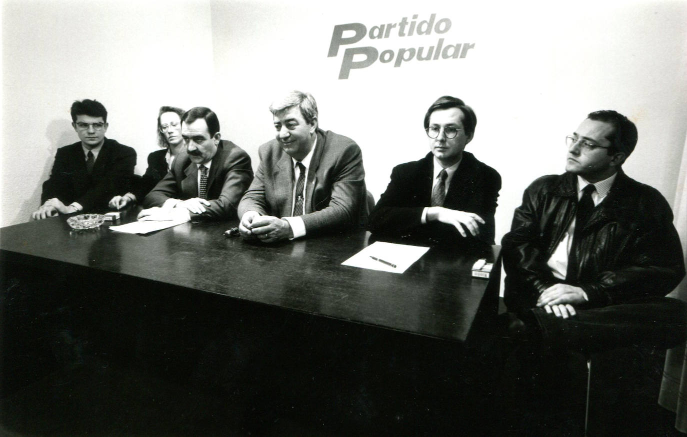 En noviembre de 1993 forma parte como secretario de la única lista que se presentó en el Congreso Provincial para dirigir el partido.