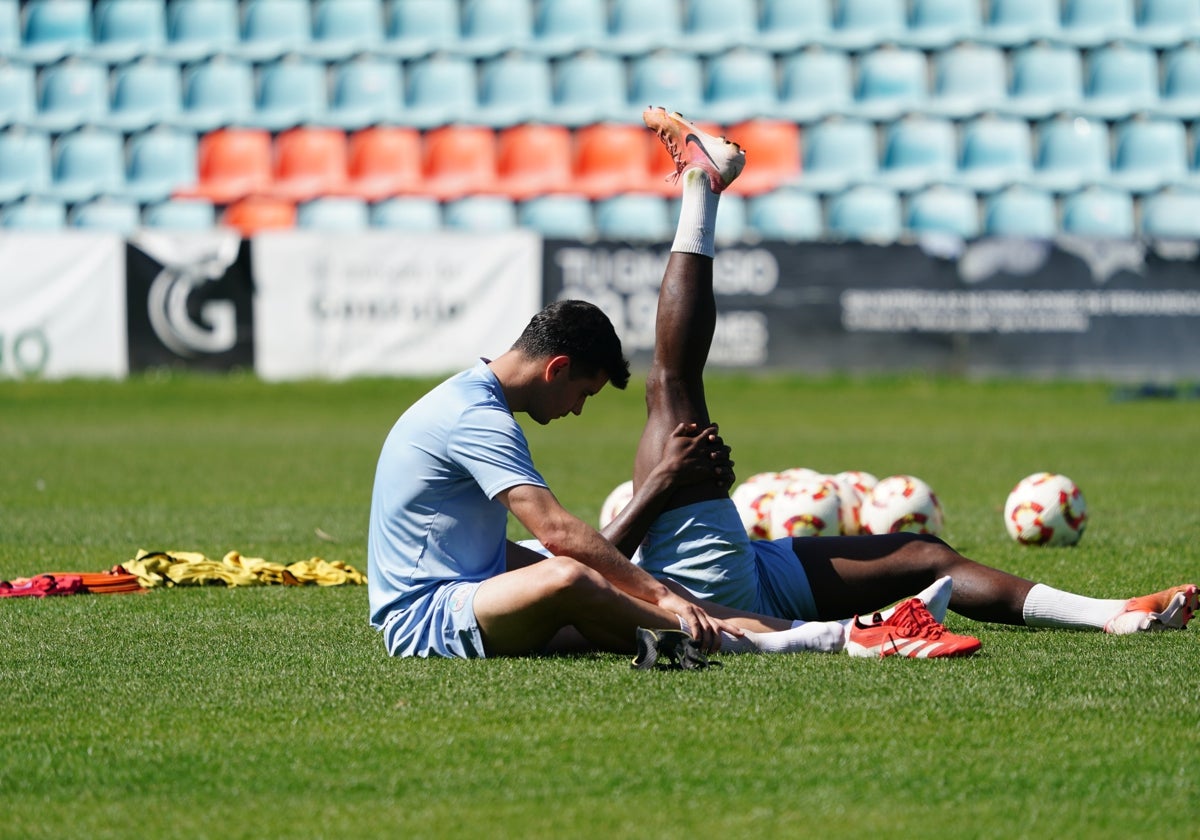 Murua y Souley hacen ejercicios de estiramiento durante la sesión de este miércoles en el Helmántico.