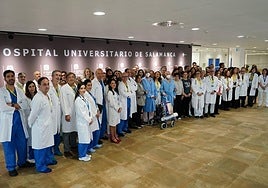El equipo médico que ha acudido a la rueda de prensa, junto a los dos pacientes trasplantados de pulmón en el Hospital de Salamanca.