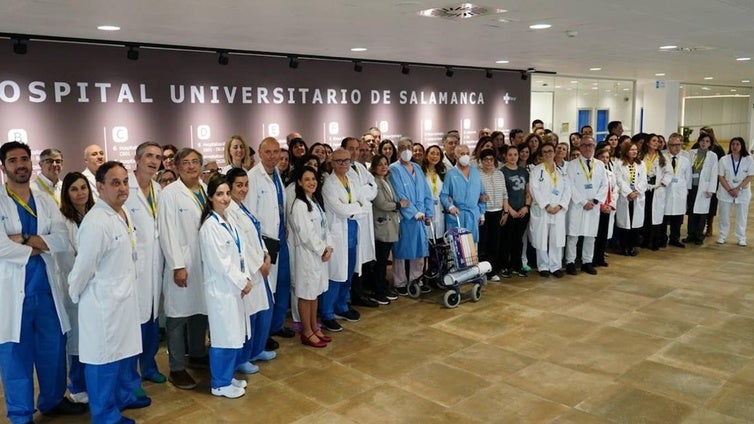 El equipo médico que ha acudido a la rueda de prensa, junto a los dos pacientes trasplantados de pulmón en el Hospital de Salamanca.