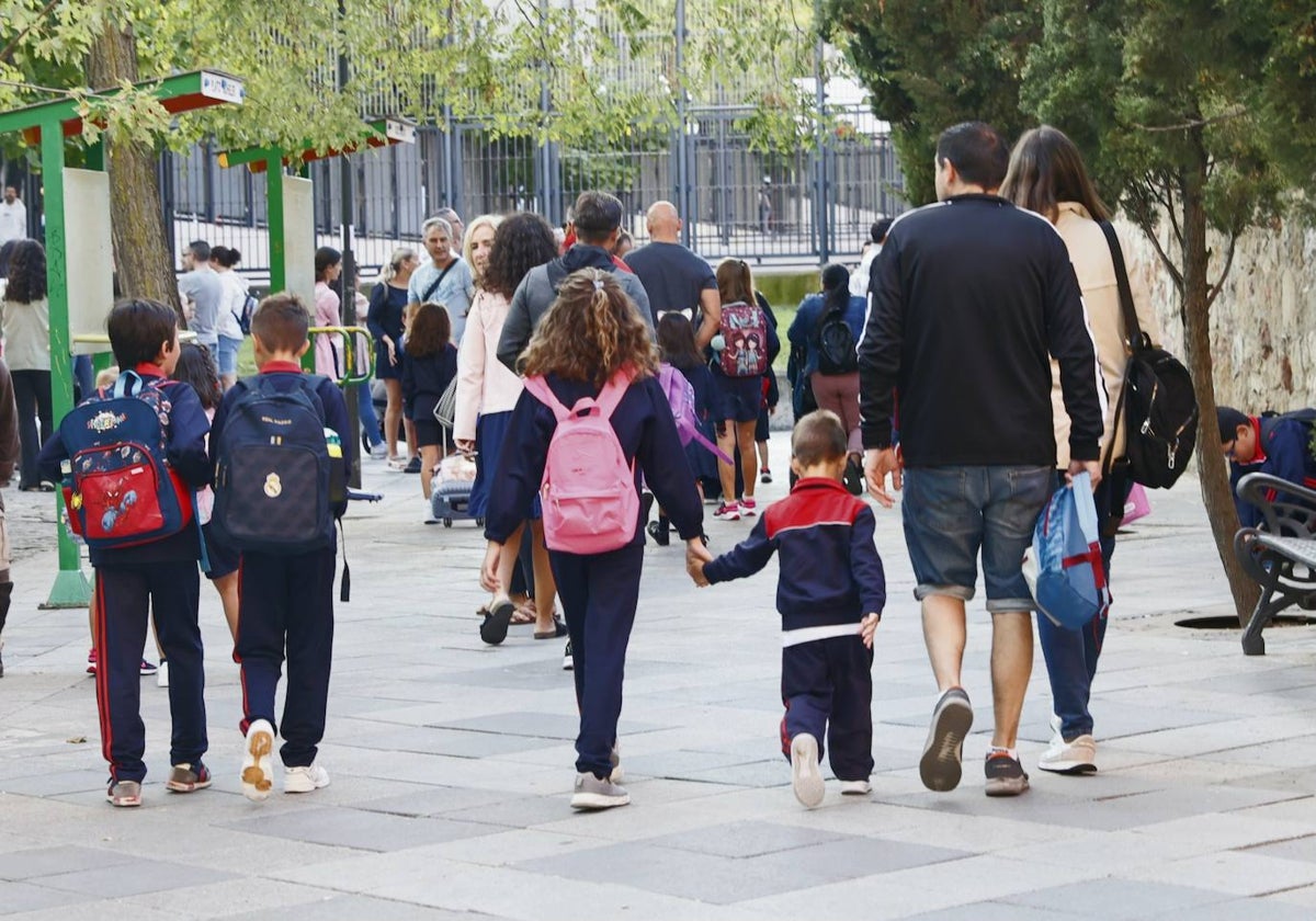 Alumnos saliendo de un centro educativo.