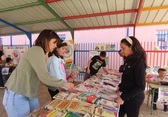 Alumnos participantes en el mercado del expurgo.