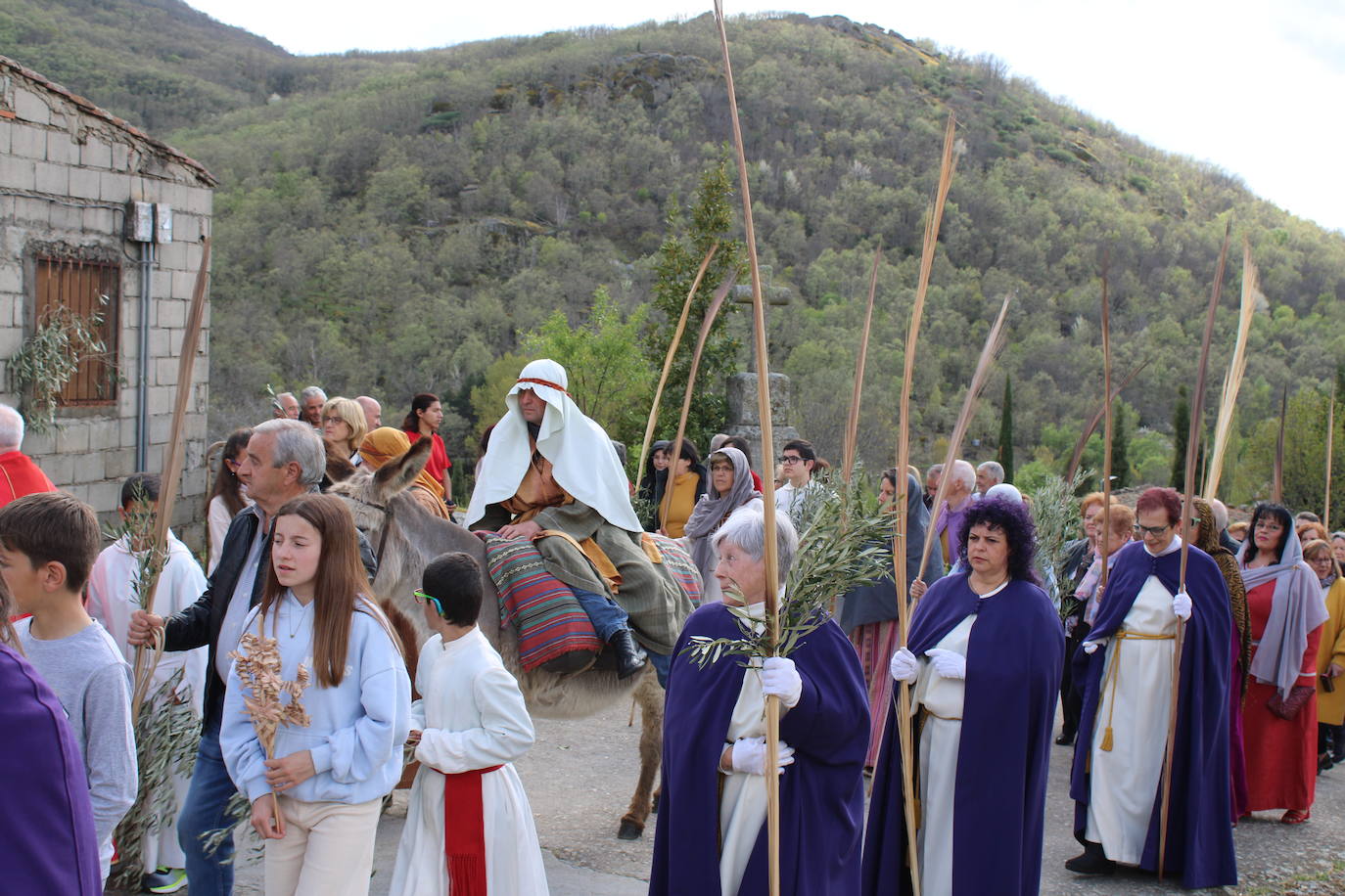 Jesús llega a Sanchotello a lomos de la borriquilla