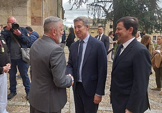 Feijóo y Fernández Mañueco ante el presidente de la Junta de Cofradías de Semana Santa, Franciso Hernández.