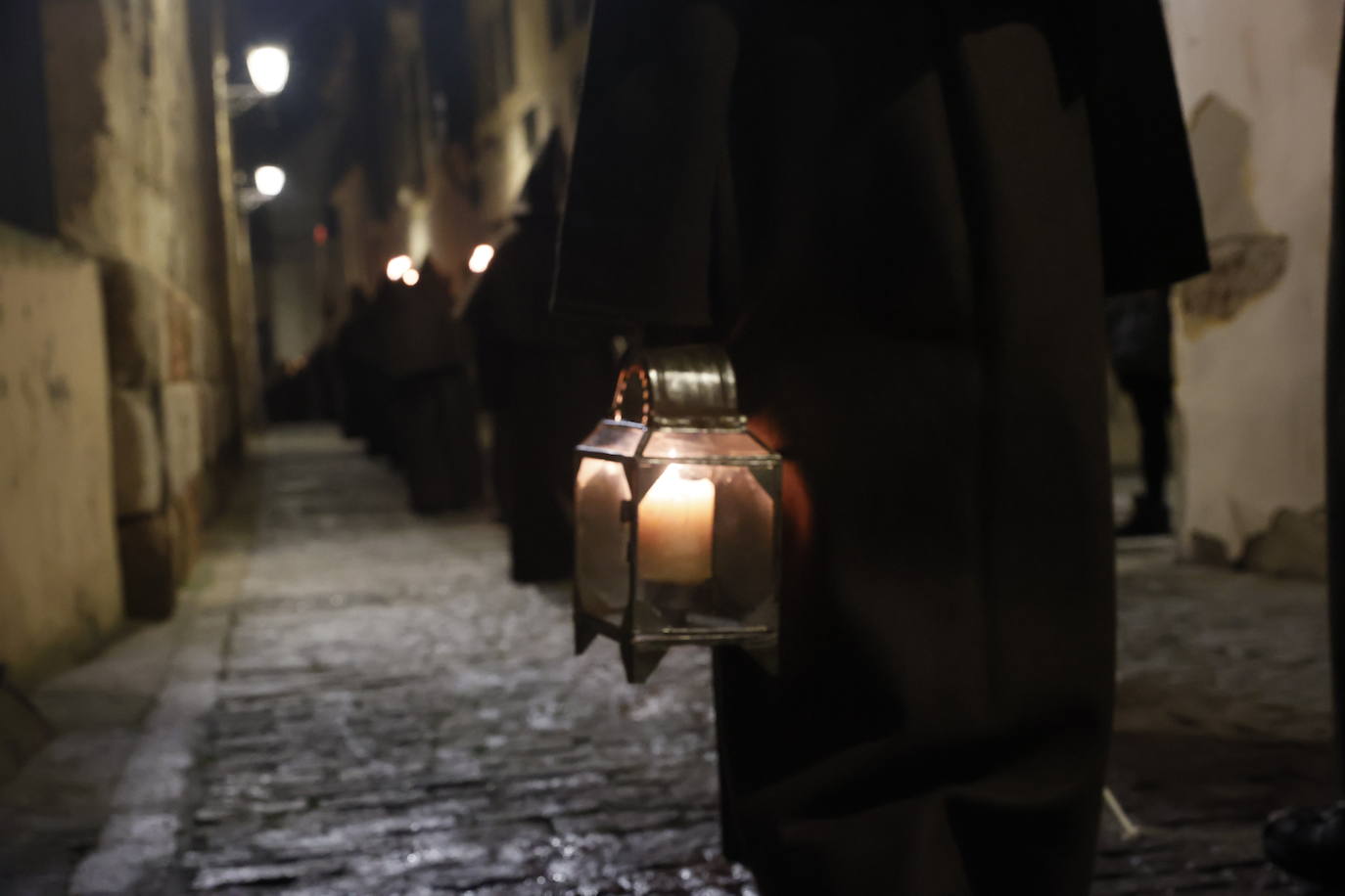El Cristo de la Humildad y su paso por el casco histórico, en imágenes