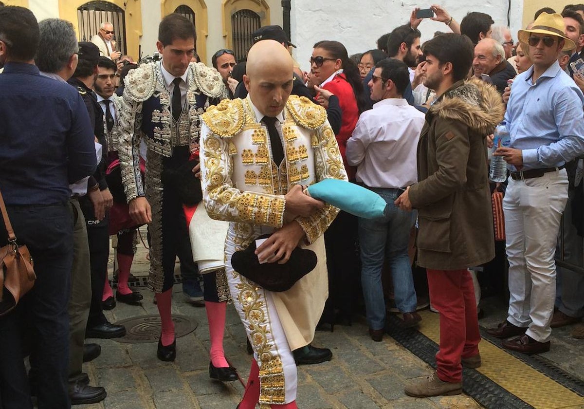 Javier Castaño, llegando a La Maestranza, en su reaparición el 17 de abril de 2016.
