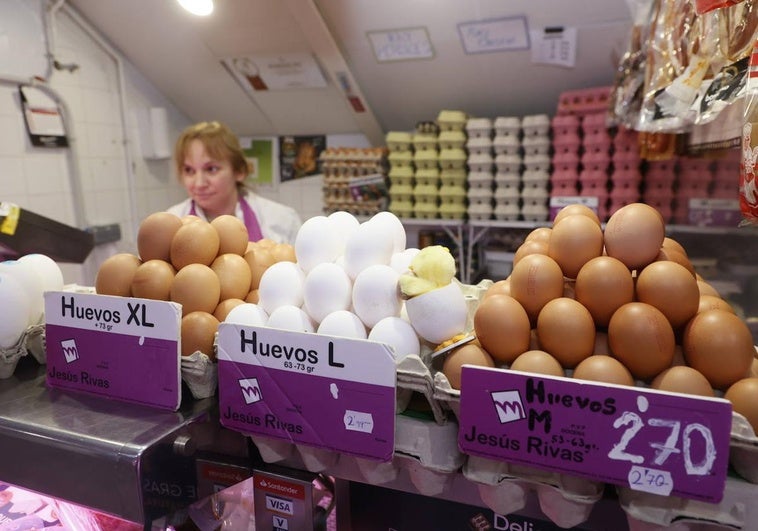 Varias cajas de huevos en un estand del Mercado Central.