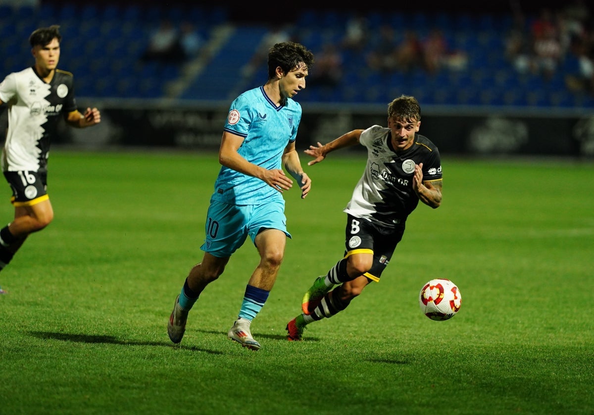 Pau Martínez persigue a Ibón Sánchez en el choque entre Unionistas y Bilbao Athletic de la primera vuelta.