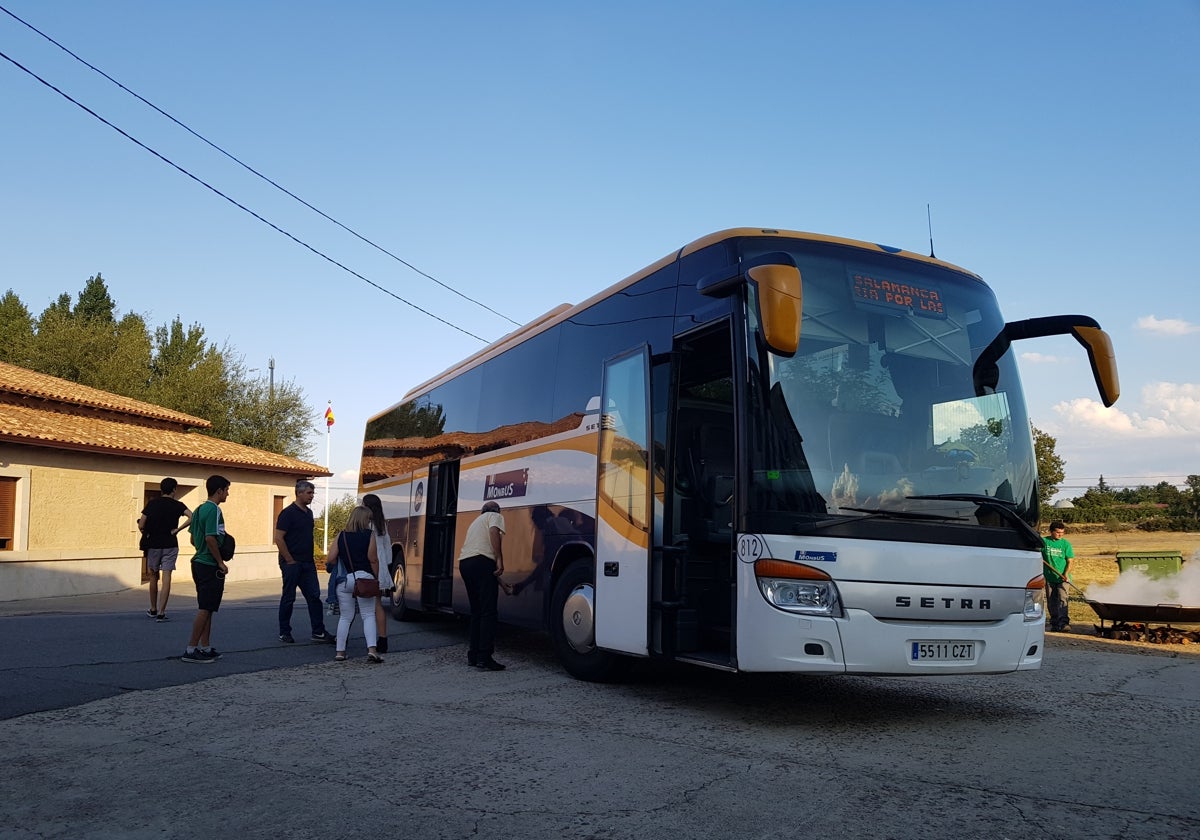 Autobús en un municipio de la provincia de Salamanca.
