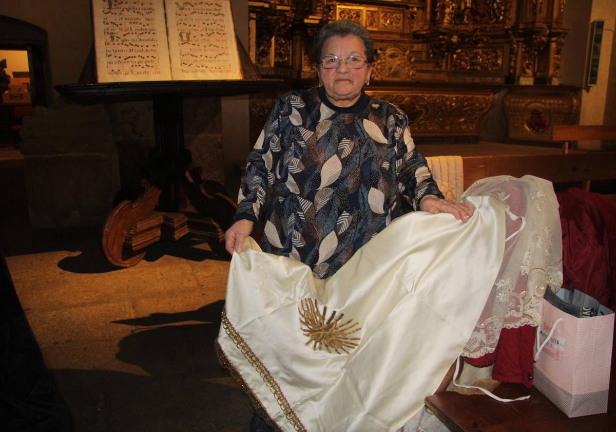 Imagen principal - Tres generaciones manteniendo viva la tradición familiar en Semana Santa: «No tenemos intención de &#039;jubilarnos&#039;»