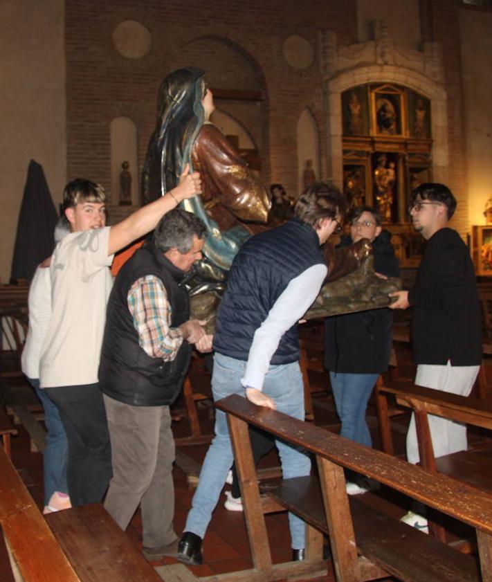 Imagen secundaria 2 - Tres generaciones manteniendo viva la tradición familiar en Semana Santa: «No tenemos intención de &#039;jubilarnos&#039;»