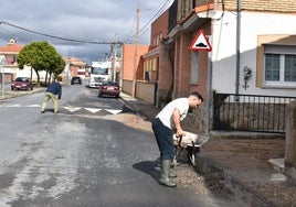 Vecinos del municipio de Encinas de Abajo limpiando parte del barro de la inundación durante la mañana del pasado domingo, 13 de abril.