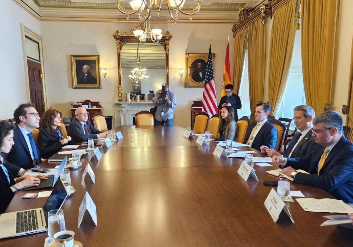El secretario del Tesoro de Estados Unidos pide a España aumentar el gasto en Defensa y eliminar la tasa Google