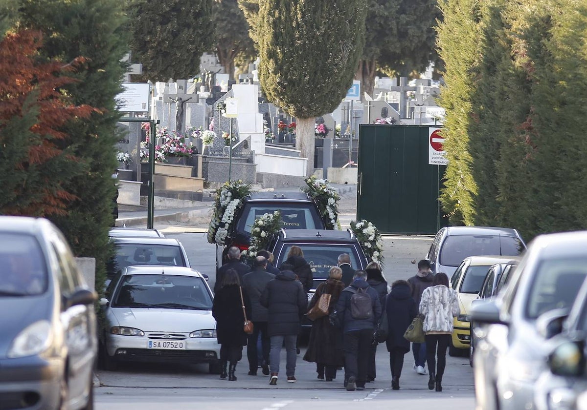 Dos coche fúnebres llegando al cementerio.