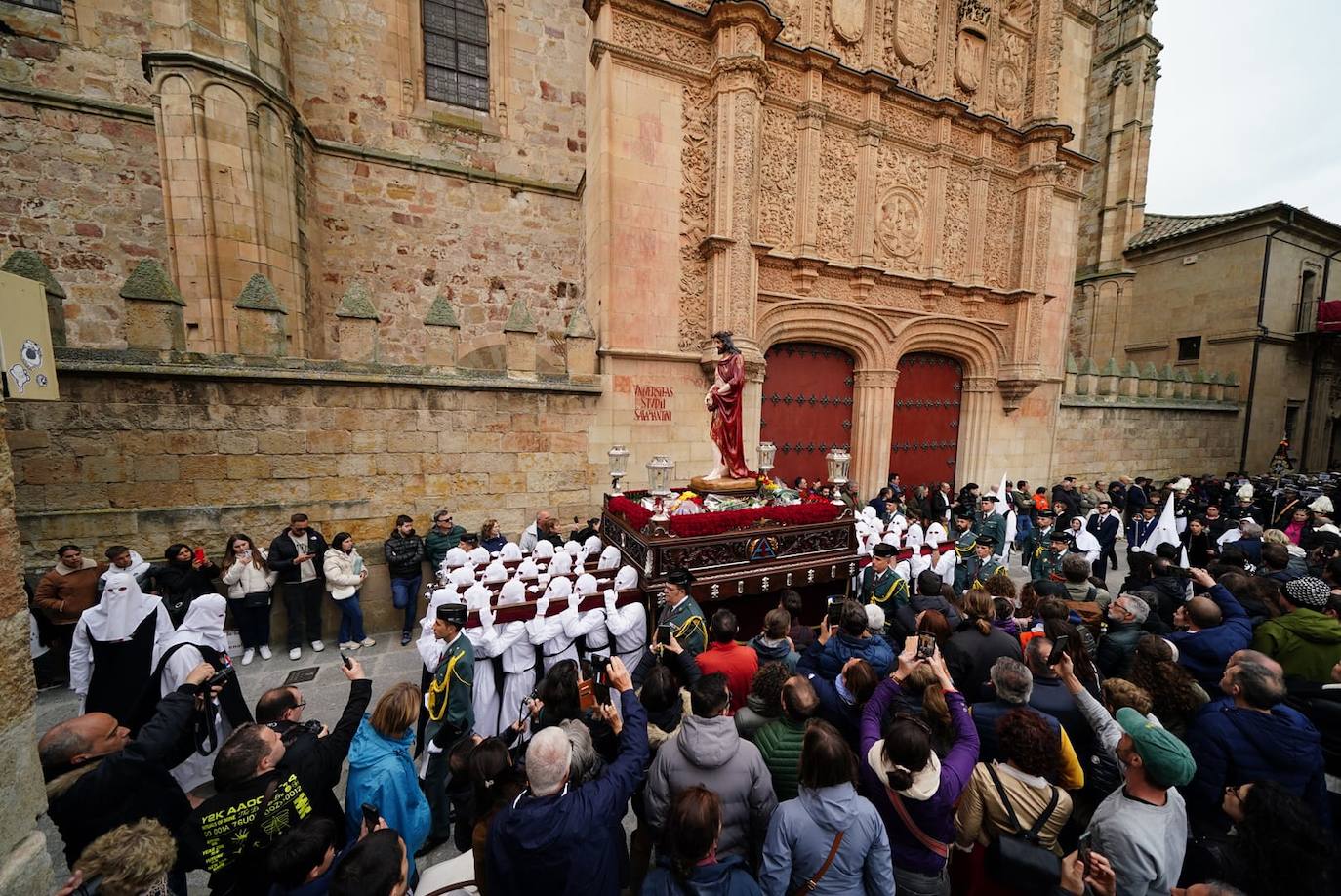 La procesión de la Hermandad de Nuestro Padre Jesús del Vía Crucis, en imágenes