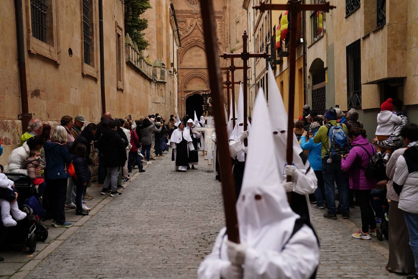 La procesión de la Hermandad de Nuestro Padre Jesús del Vía Crucis, en imágenes