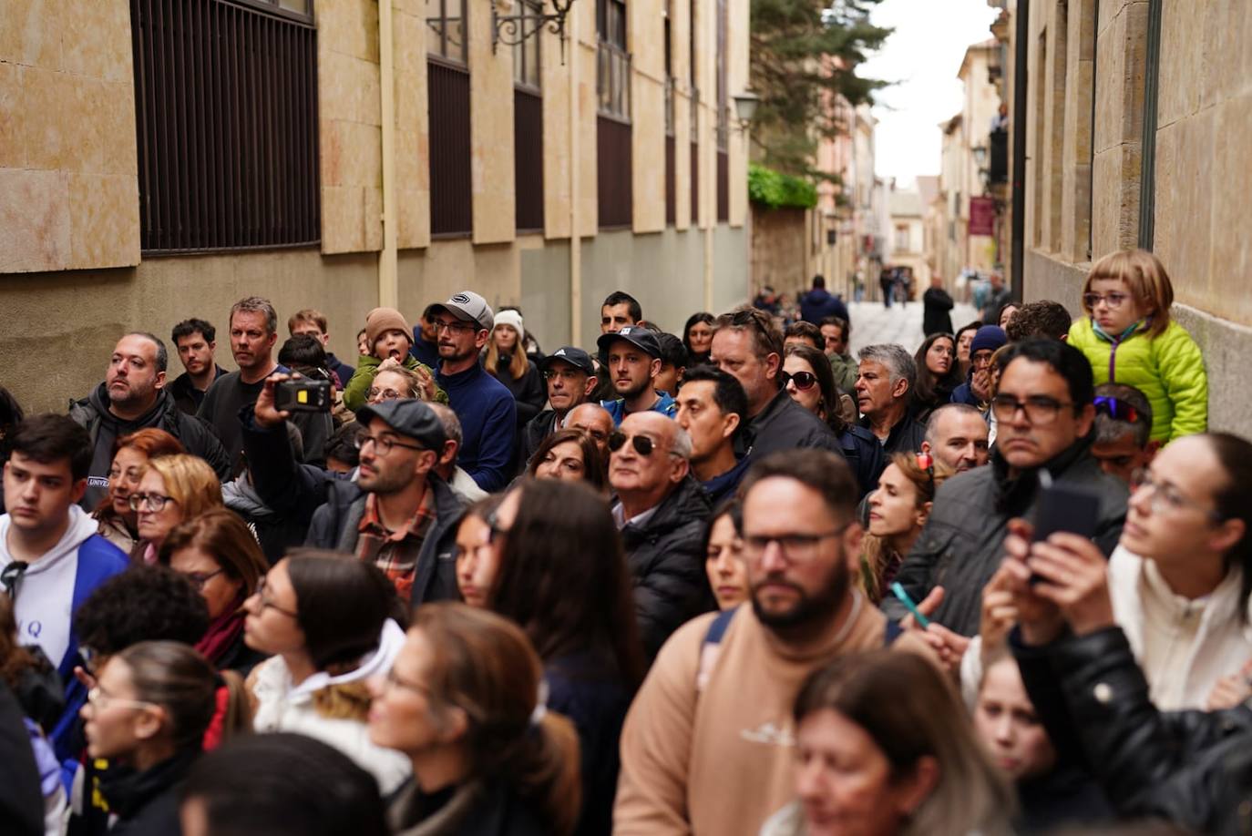 La procesión de la Hermandad de Nuestro Padre Jesús del Vía Crucis, en imágenes