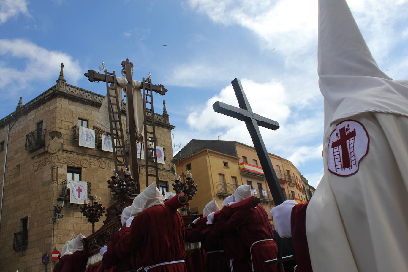 La Santa Cruz arroja luz sobre el cielo de Ciudad Rodrigo