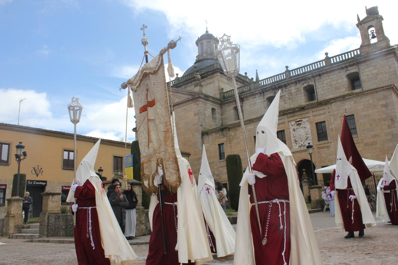 La Santa Cruz arroja luz sobre el cielo de Ciudad Rodrigo