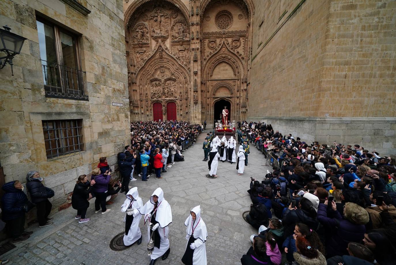 La procesión de la Hermandad de Nuestro Padre Jesús del Vía Crucis, en imágenes