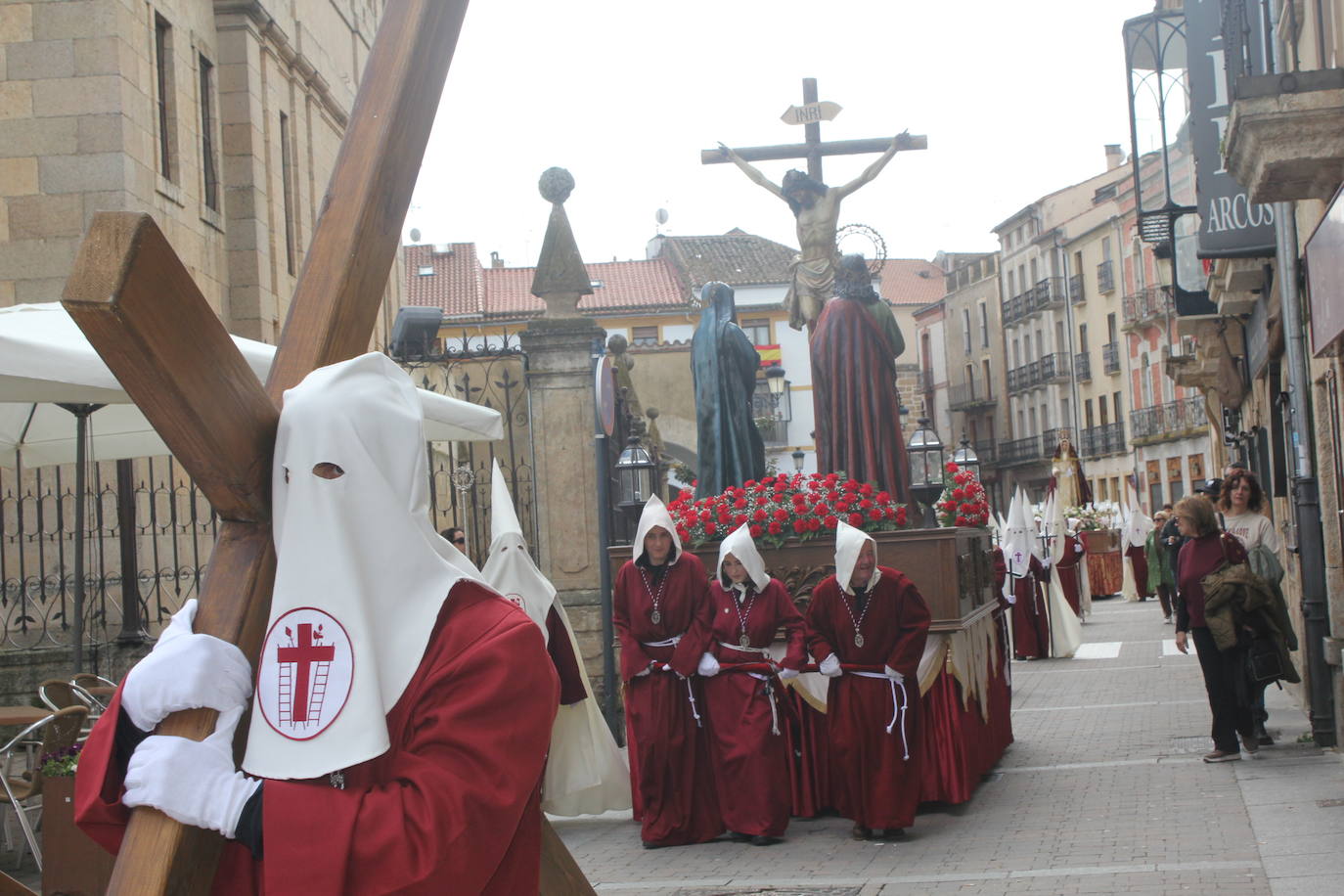 La Santa Cruz arroja luz sobre el cielo de Ciudad Rodrigo