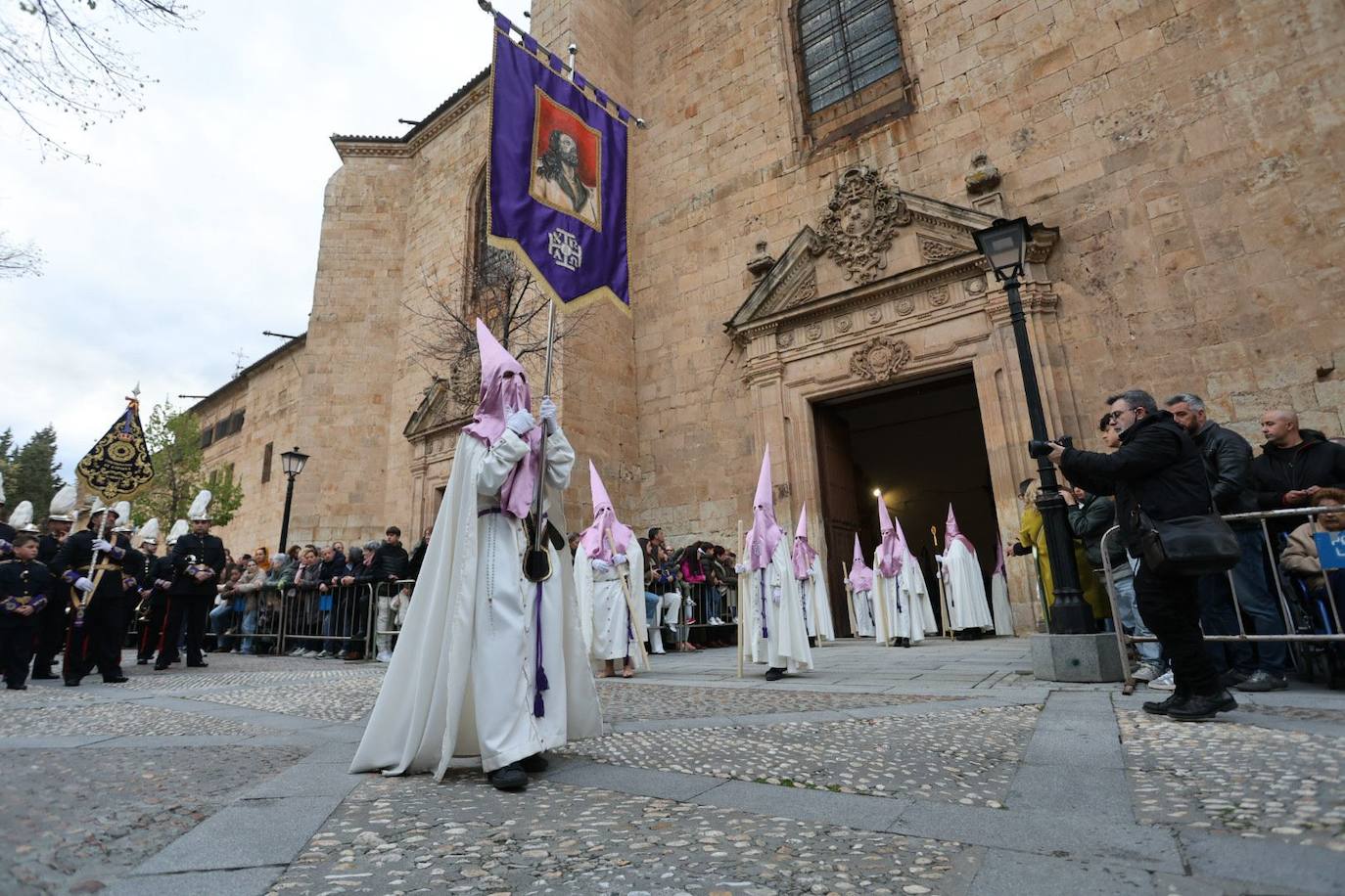 La procesión de la Seráfica Hermandad, en imágenes