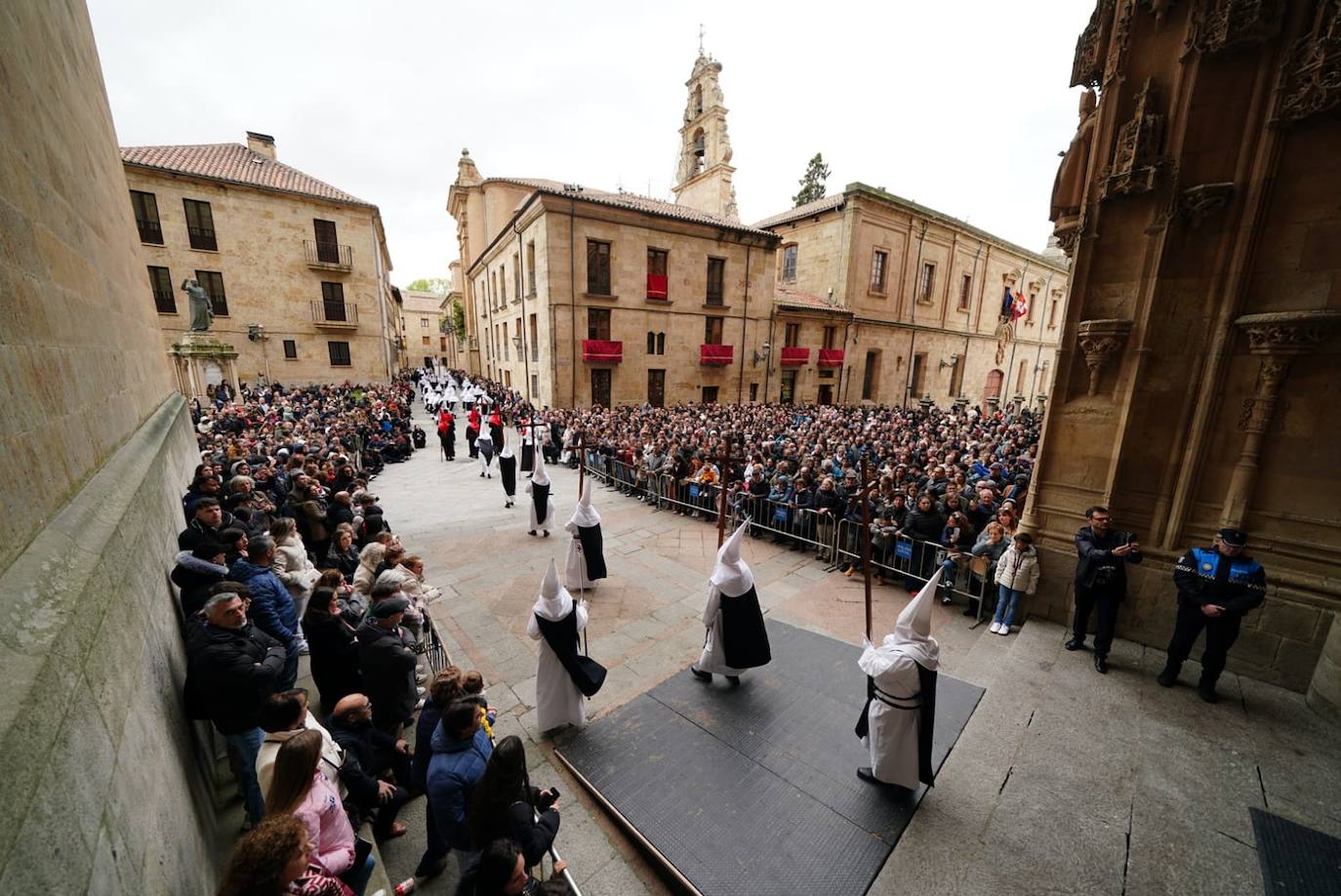 La procesión de la Hermandad de Nuestro Padre Jesús del Vía Crucis, en imágenes