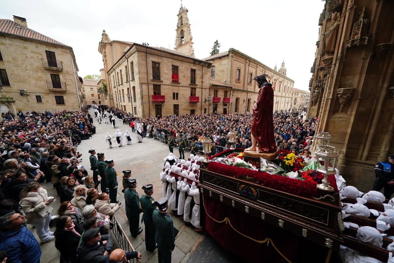 La procesión de la Hermandad de Nuestro Padre Jesús del Vía Crucis, en imágenes