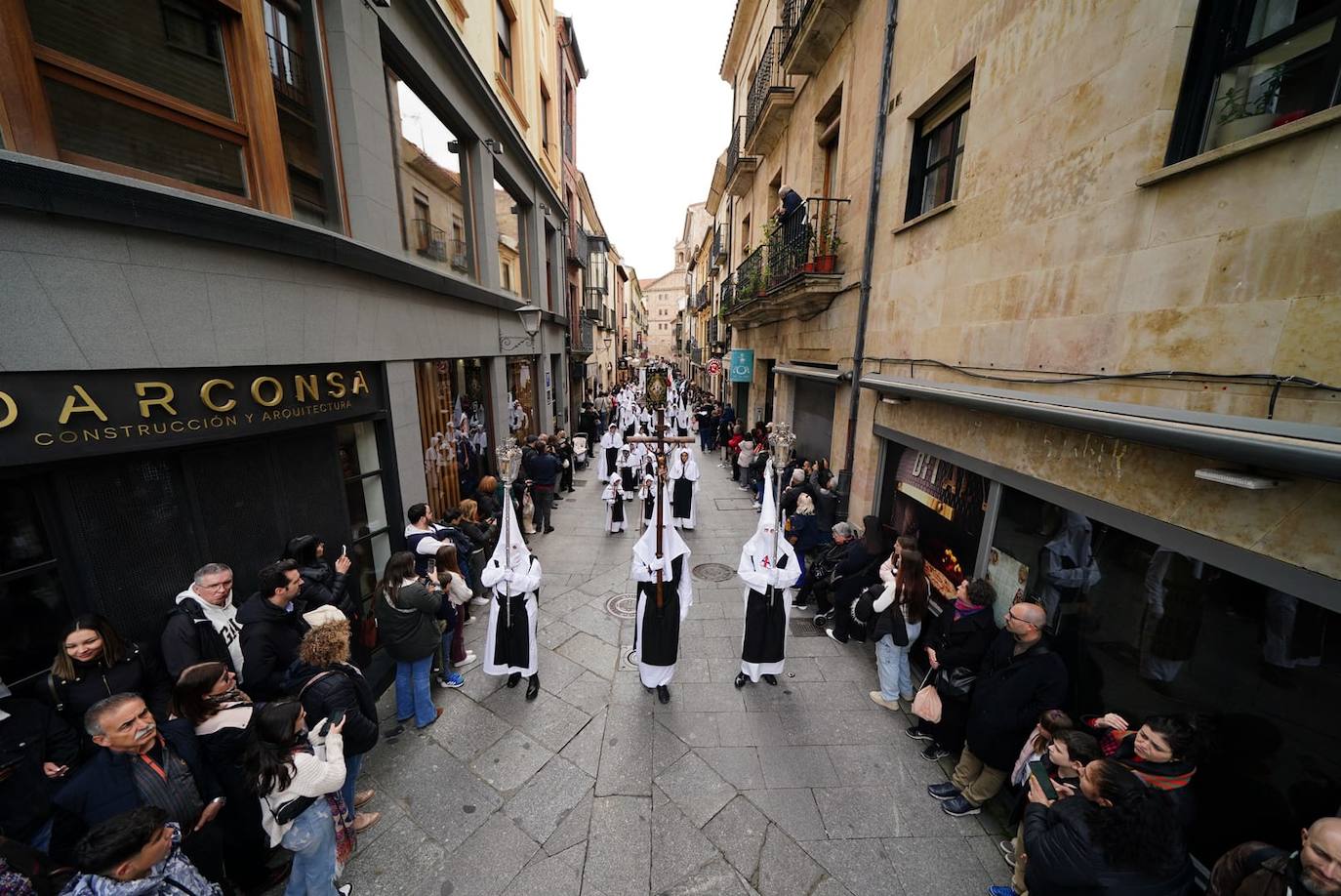 La procesión de la Hermandad de Nuestro Padre Jesús del Vía Crucis, en imágenes