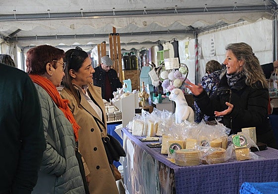 Uno de los puestos instalados en los soportales estos días