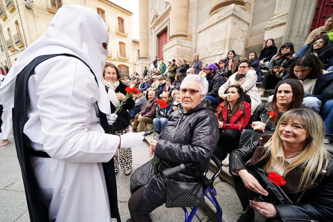 La procesión de la Hermandad de Nuestro Padre Jesús del Vía Crucis, en imágenes
