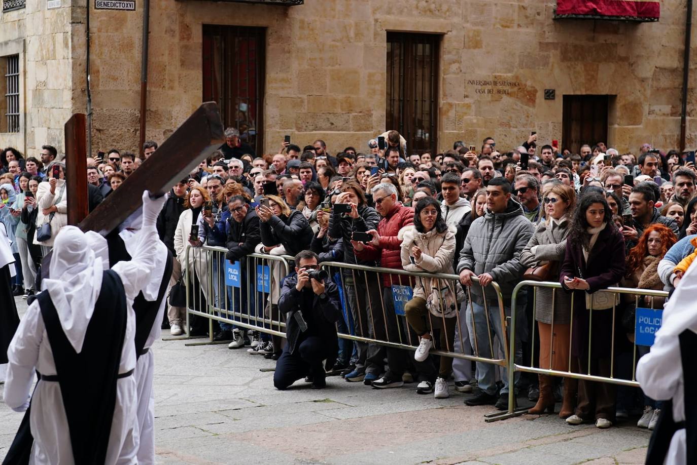 La procesión de la Hermandad de Nuestro Padre Jesús del Vía Crucis, en imágenes