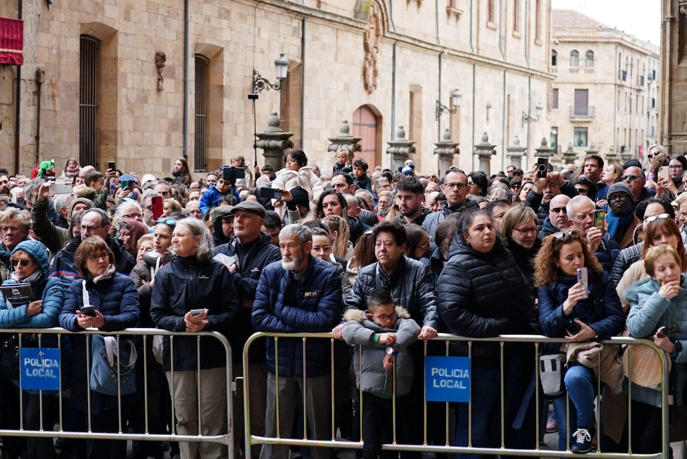 La procesión de la Hermandad de Nuestro Padre Jesús del Vía Crucis, en imágenes