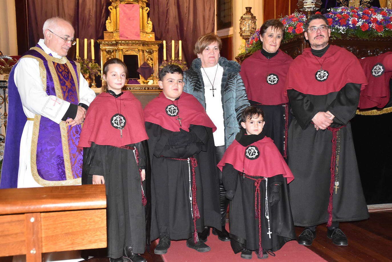 El silencio y la oscuridad acompañan al Nazareno y al Amarrao en su salida en procesión por las calles de Béjar
