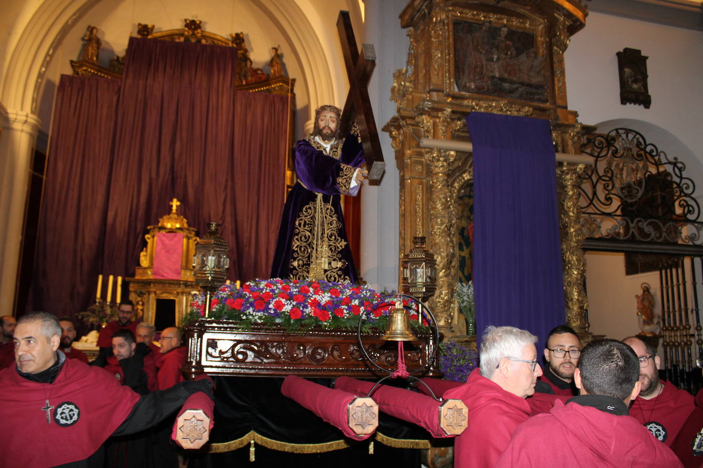 El silencio y la oscuridad acompañan al Nazareno y al Amarrao en su salida en procesión por las calles de Béjar