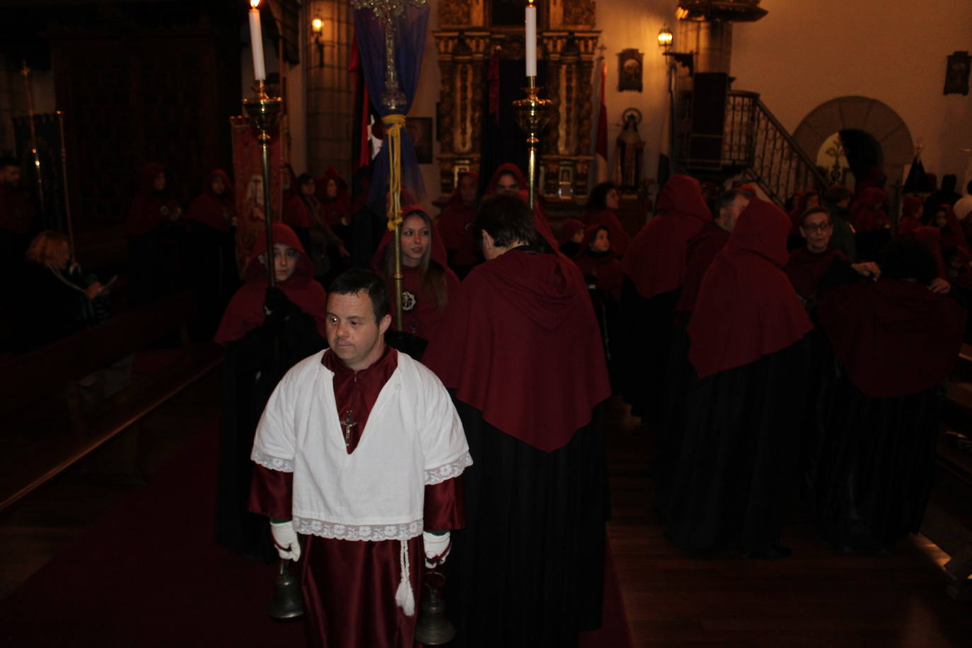 El silencio y la oscuridad acompañan al Nazareno y al Amarrao en su salida en procesión por las calles de Béjar