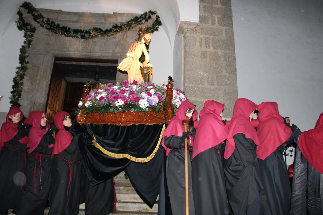 El silencio y la oscuridad acompañan al Nazareno y al Amarrao en su salida en procesión por las calles de Béjar