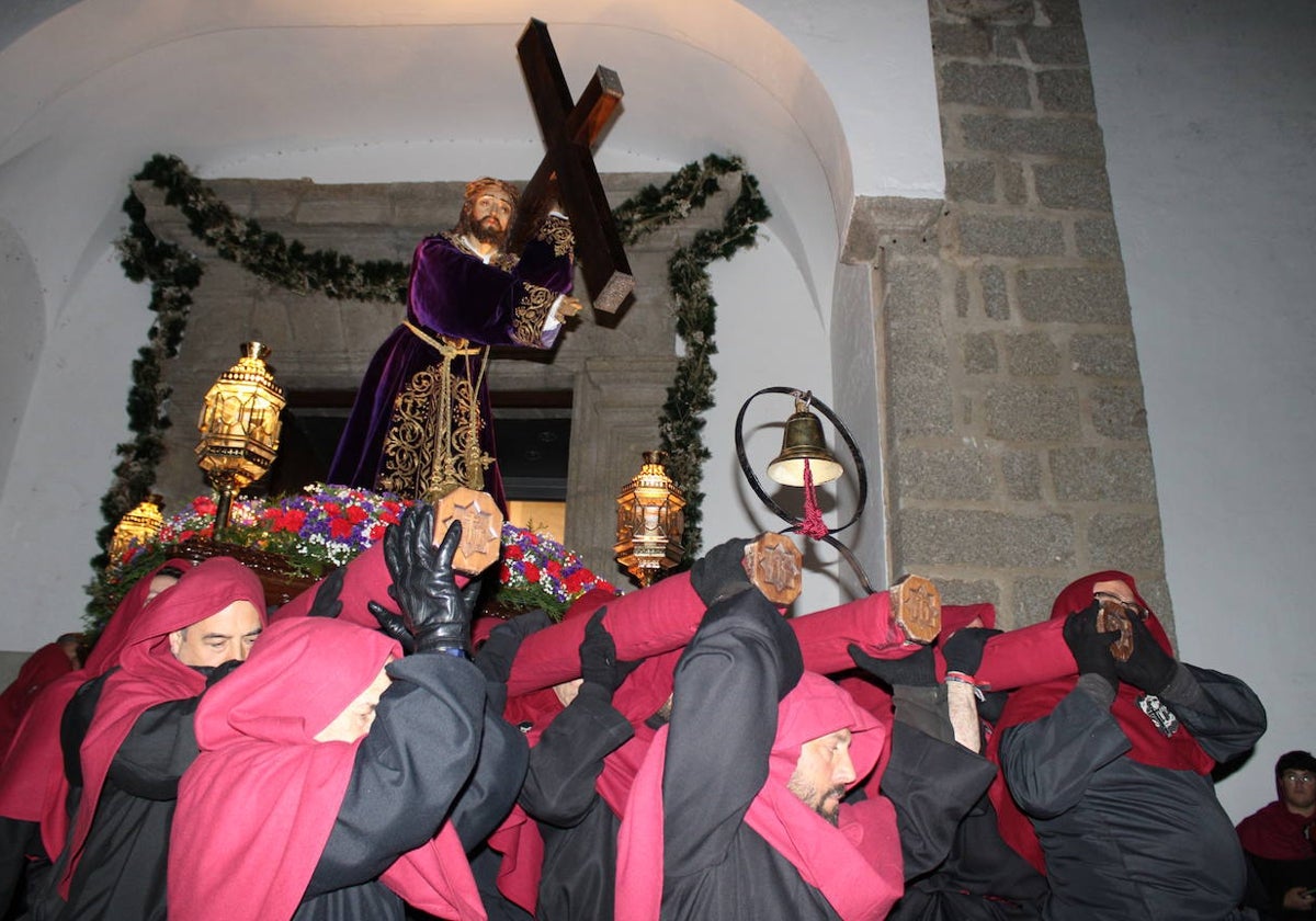 El silencio y la oscuridad acompañan al Nazareno y al Amarrao en su salida en procesión por las calles de Béjar