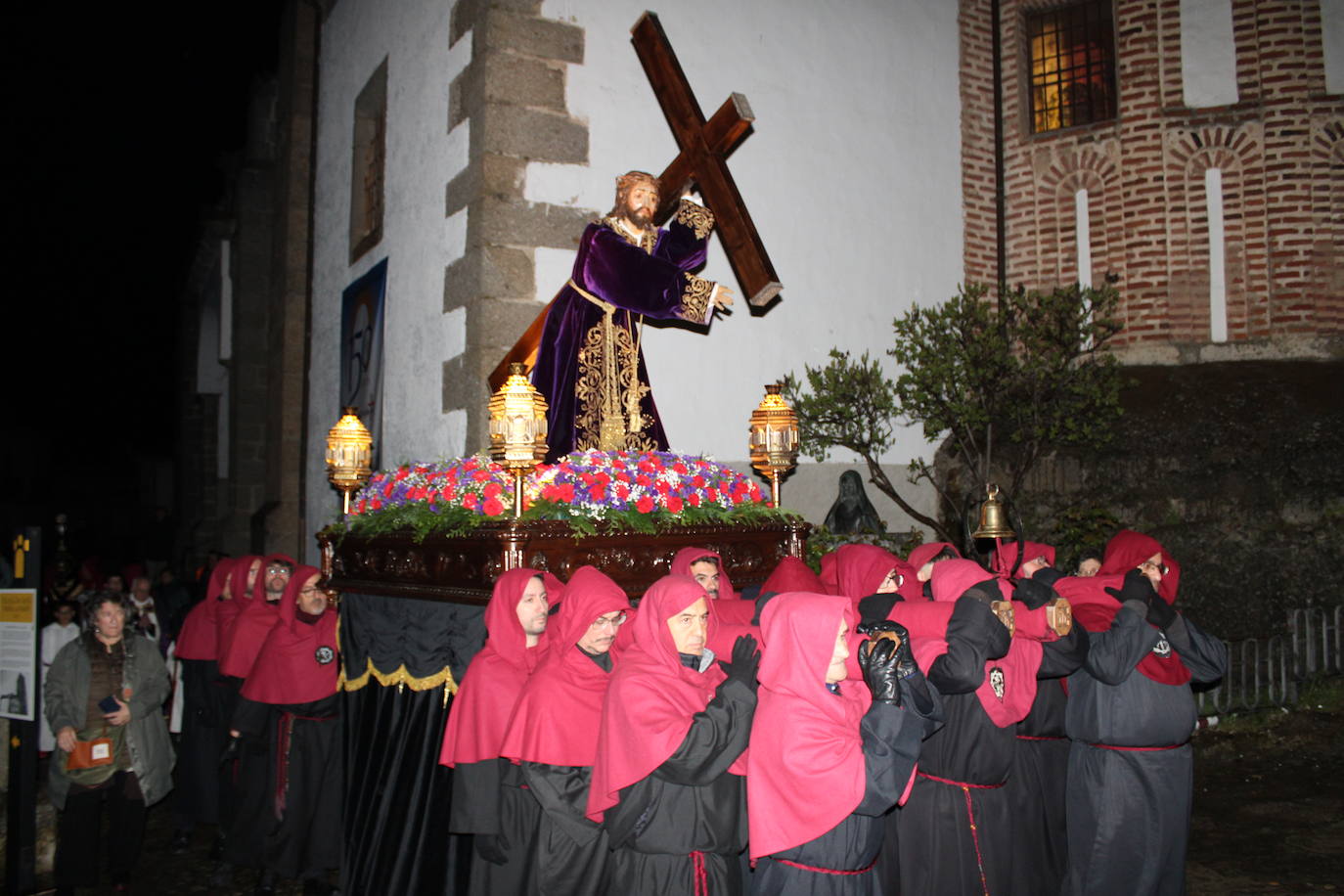 El silencio y la oscuridad acompañan al Nazareno y al Amarrao en su salida en procesión por las calles de Béjar