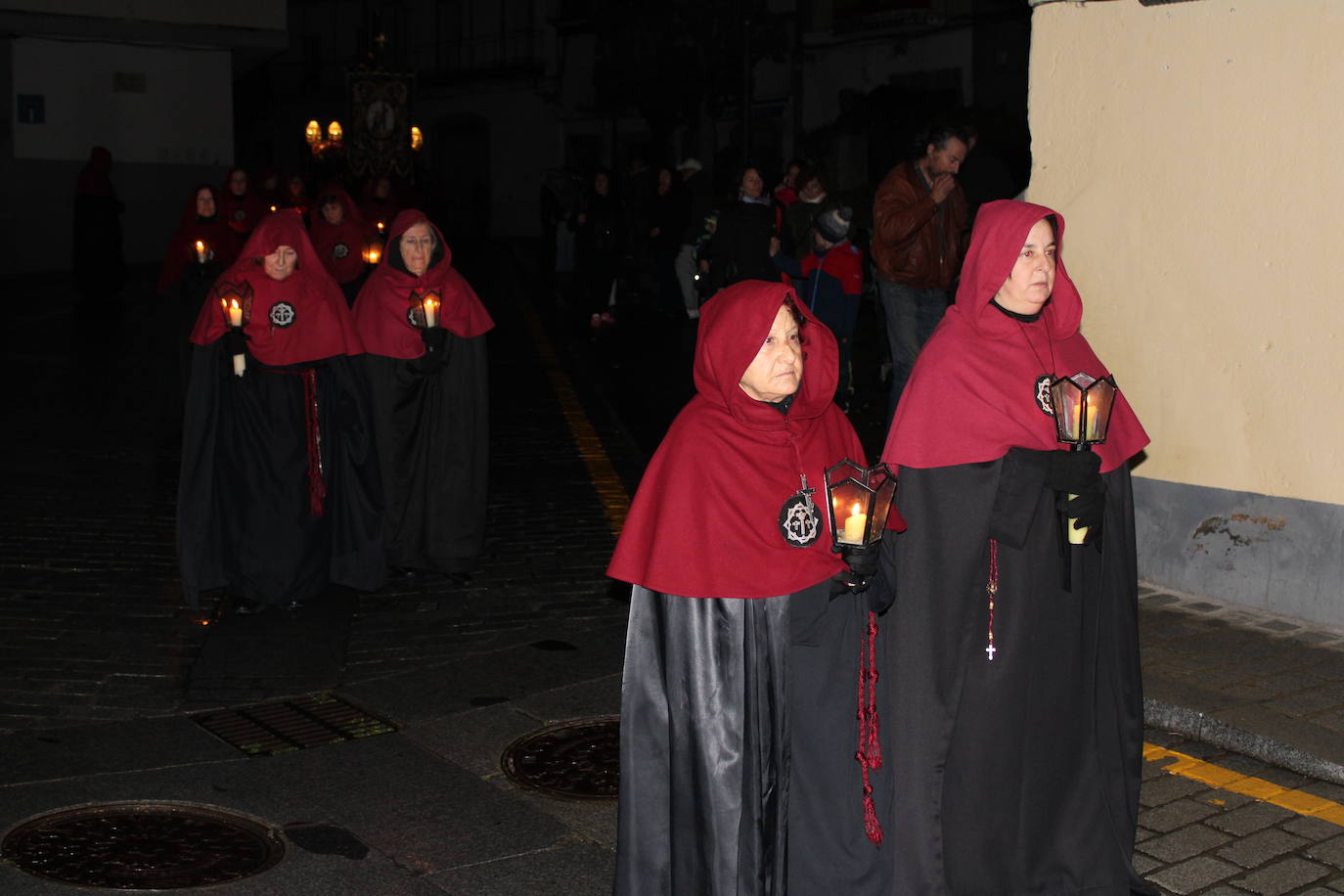 El silencio y la oscuridad acompañan al Nazareno y al Amarrao en su salida en procesión por las calles de Béjar