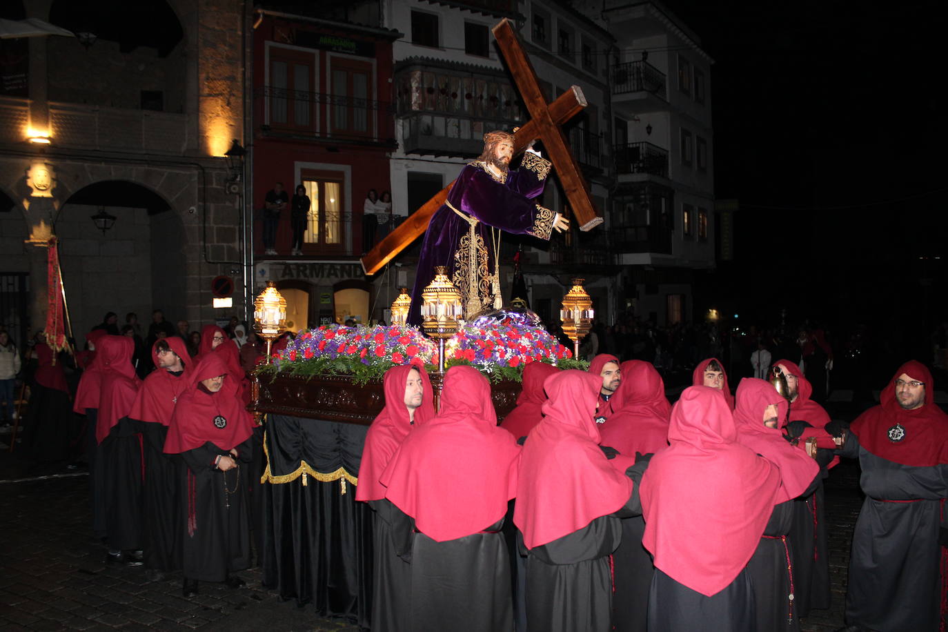 El silencio y la oscuridad acompañan al Nazareno y al Amarrao en su salida en procesión por las calles de Béjar
