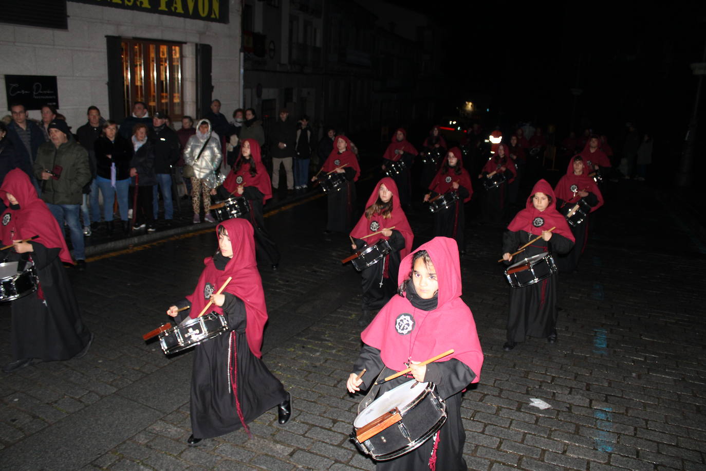 El silencio y la oscuridad acompañan al Nazareno y al Amarrao en su salida en procesión por las calles de Béjar