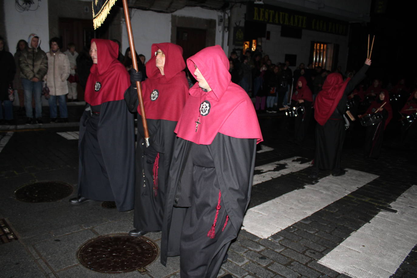 El silencio y la oscuridad acompañan al Nazareno y al Amarrao en su salida en procesión por las calles de Béjar
